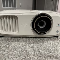 Epson Home Cinema 3800 4K projector - Brand new condition