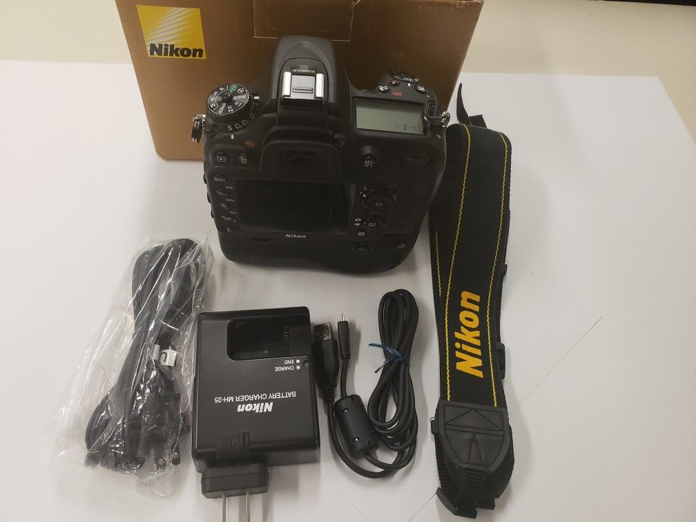 Nikon D7100 24.1 MP Digital SLR camera body with battery grip low shutter count 4,287