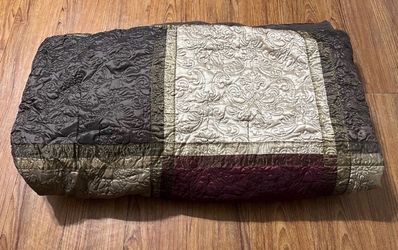 Excellent Condition Queen Size Comforter