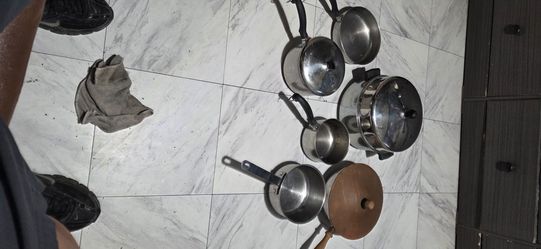 Farberware pots 4pcs..plus 2 odds total 6pcs