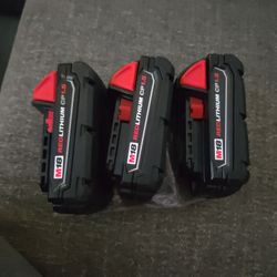 MILWAUKEE M18 3 BATTERIES 1.5AH NEW 