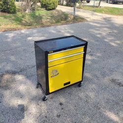 Mueblecito Para Herramienta  Tiene Dos Gavetas  26 De altura 23 Largo  13 Ancho La Puerta De Abajo De Hace Para Arriba