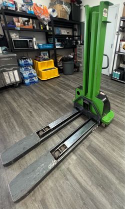 Self Loading Forklift / Pallet Stacker