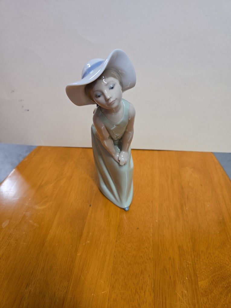 Lladro Curious Girl With Straw Hat W box 5009