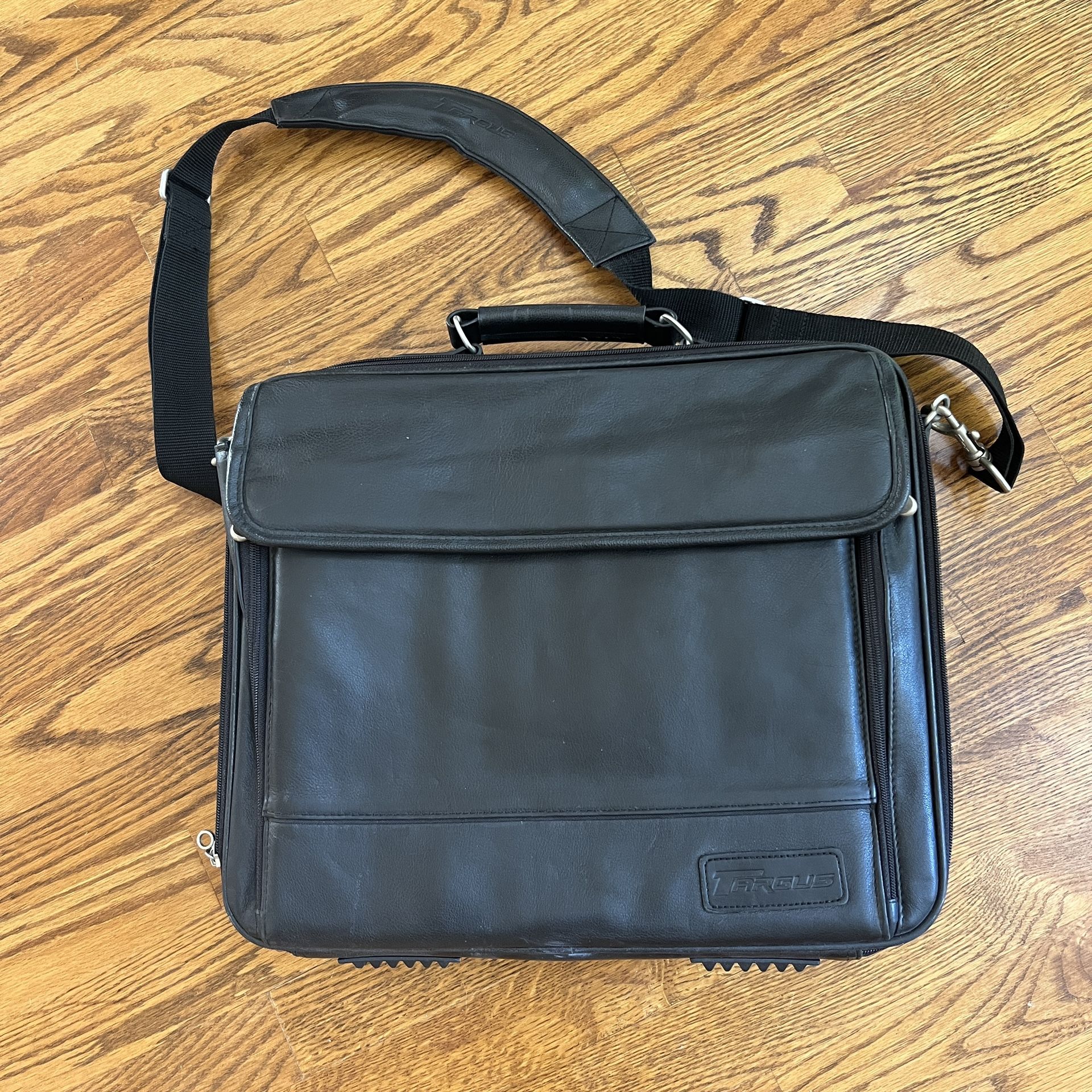 Targus Leather Laptop Bag CLN5-001 – Black Business Briefcase Fits 15”