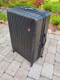 Swiss gear hardcase 30 inch split suitcase. Impact resistant. Divider panel. 4 x 360 spinner wheels. Excellent condition. Large