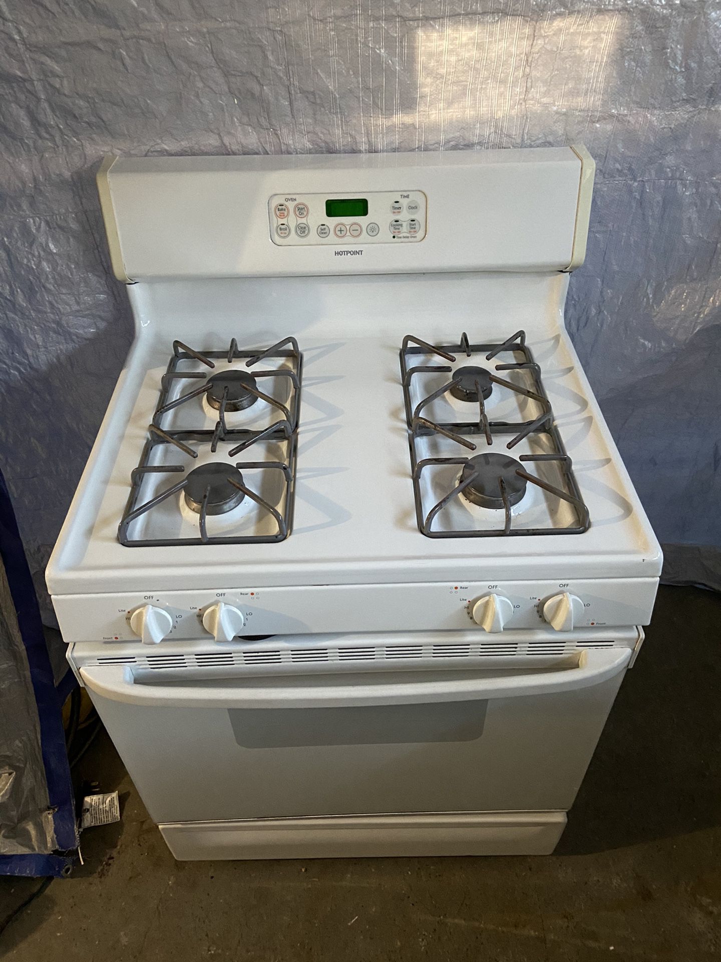 Like New Hotpoint White Gas Stove and Overhead Microwave