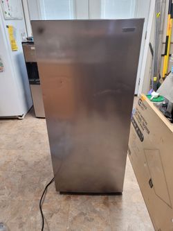 Vissani 7.1 cu. ft.  (49.5"H × 21.5"W × 22.5"D) New with Minor Blemishes