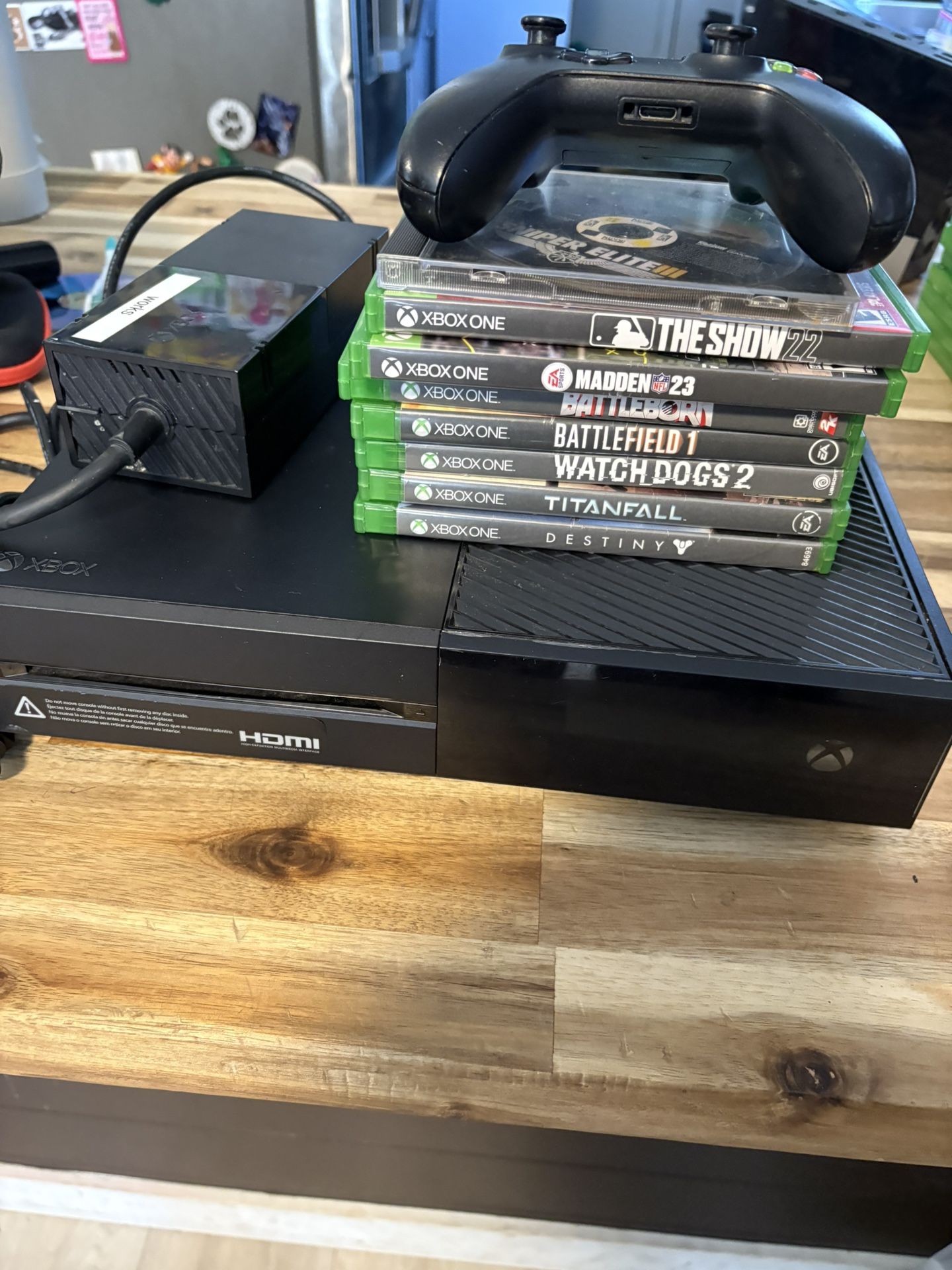 Xbox one 8 games an 1 controller