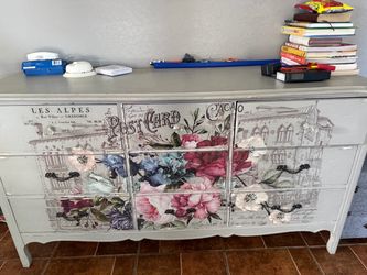 Mesa de 4 cillas y un banco y mueble Rústico