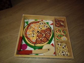 Melissa and Doug pizza