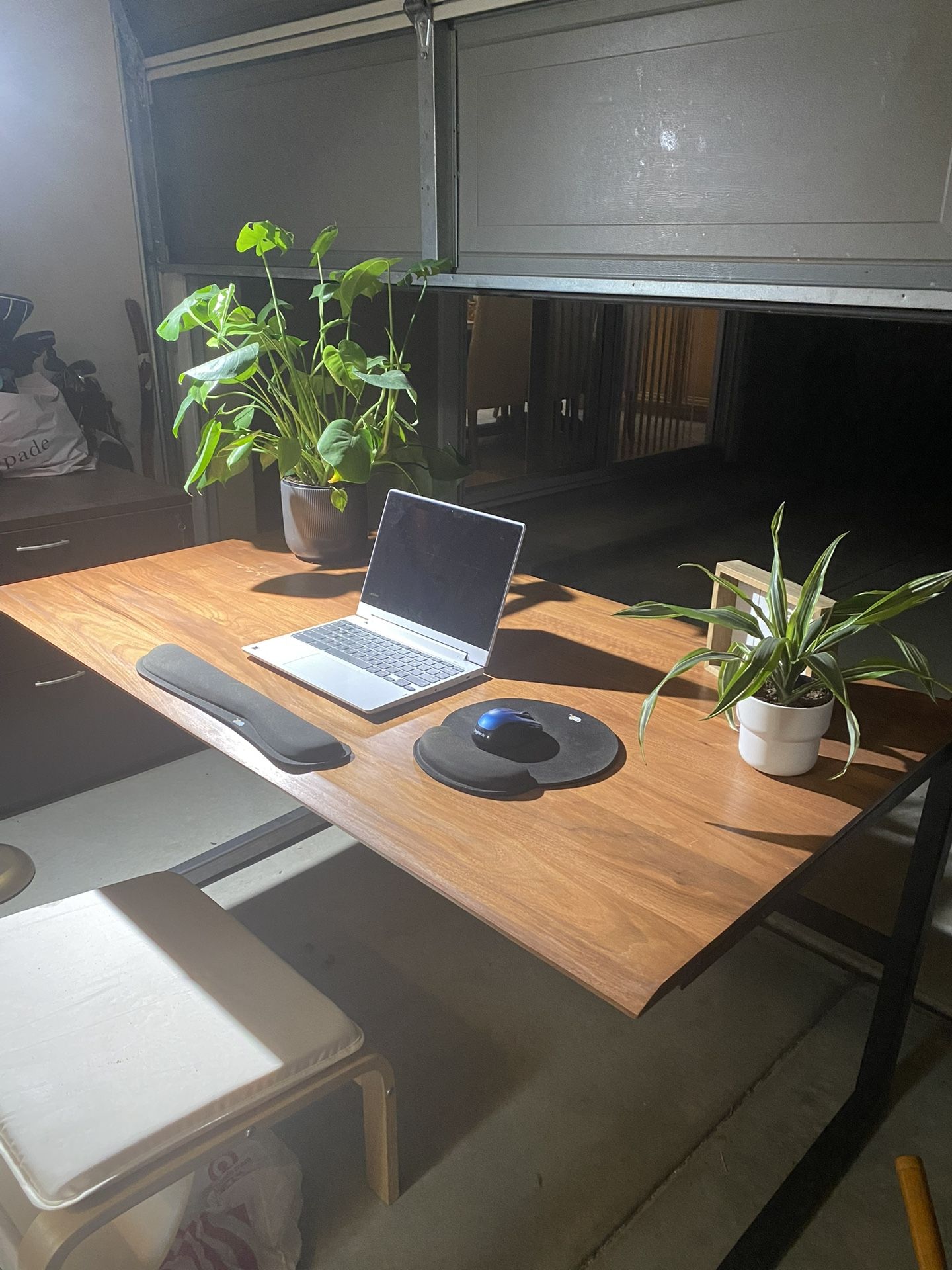 Desk (s)