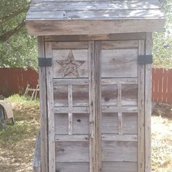 wood out house shed / needs work 