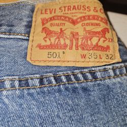 501 Levi's 35-32 Button Up