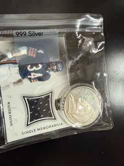 Walter Payton Single Memorabilia Card with 999 Silver Coin