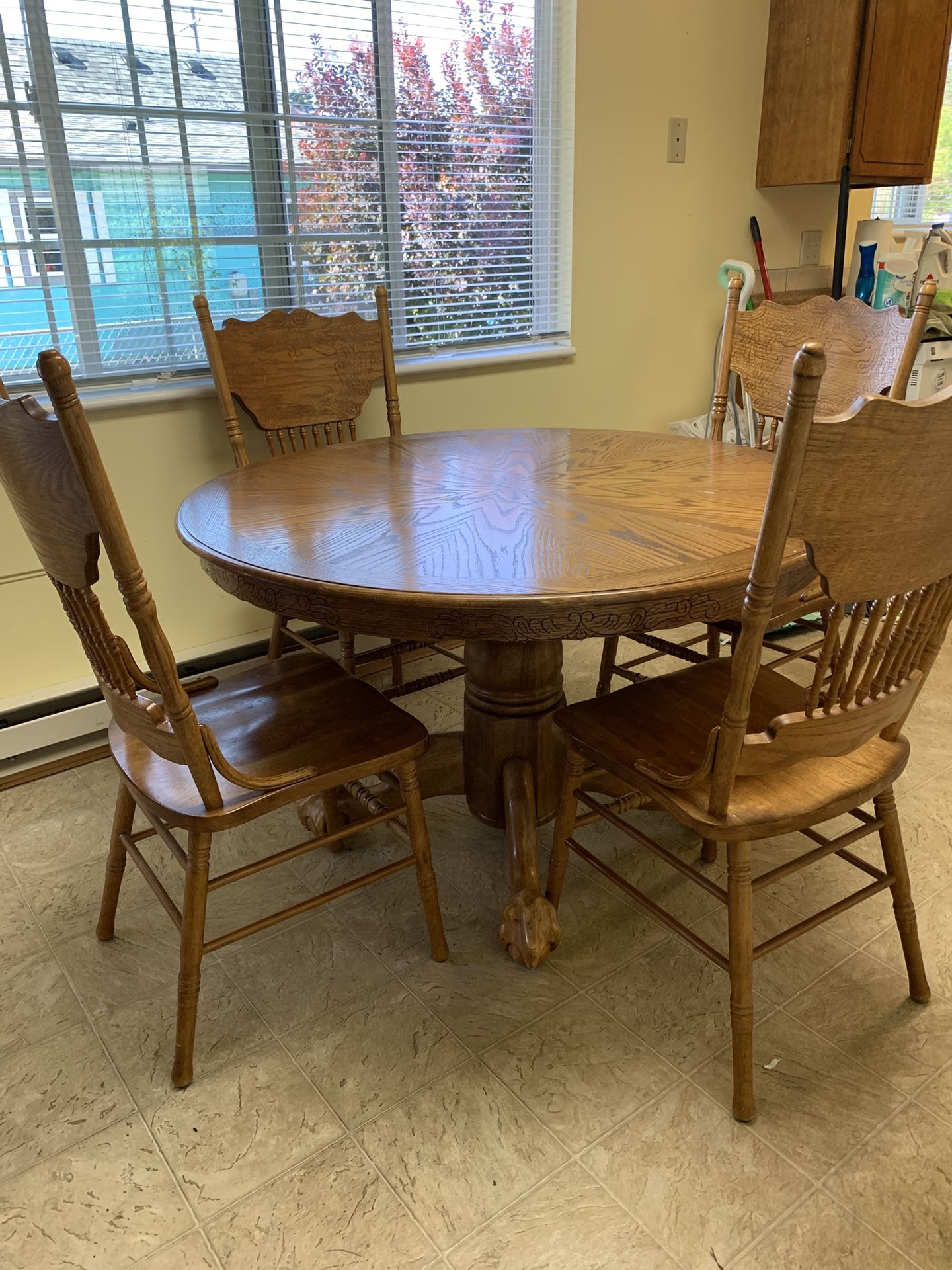 Bear Claw Table W 4 Chairs