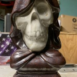 Skull statue ceramic 9“ in tall 