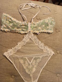 Daisy One piece lace Teddy sz. M