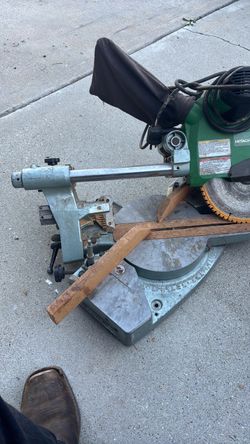 Hitachi C10FS 10-inch sliding compound miter saw