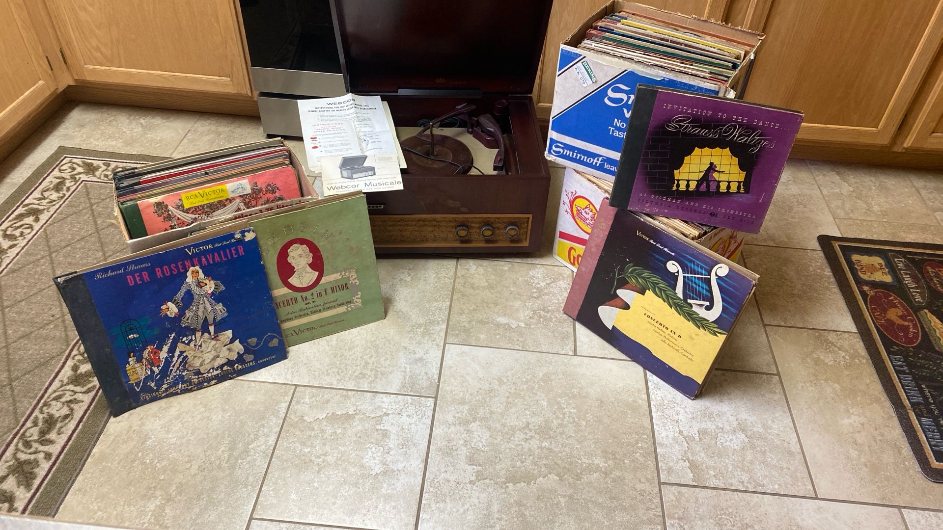 Vintage Record Player With About 30 Or So 3&4 Record Albums