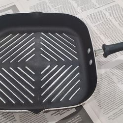 Rachael Ray Cook + Create 11" Hard Anodized Nonstick Square Deep Grill Pan with Black Handle

Description
Level up your kitchen with the Cook + Create