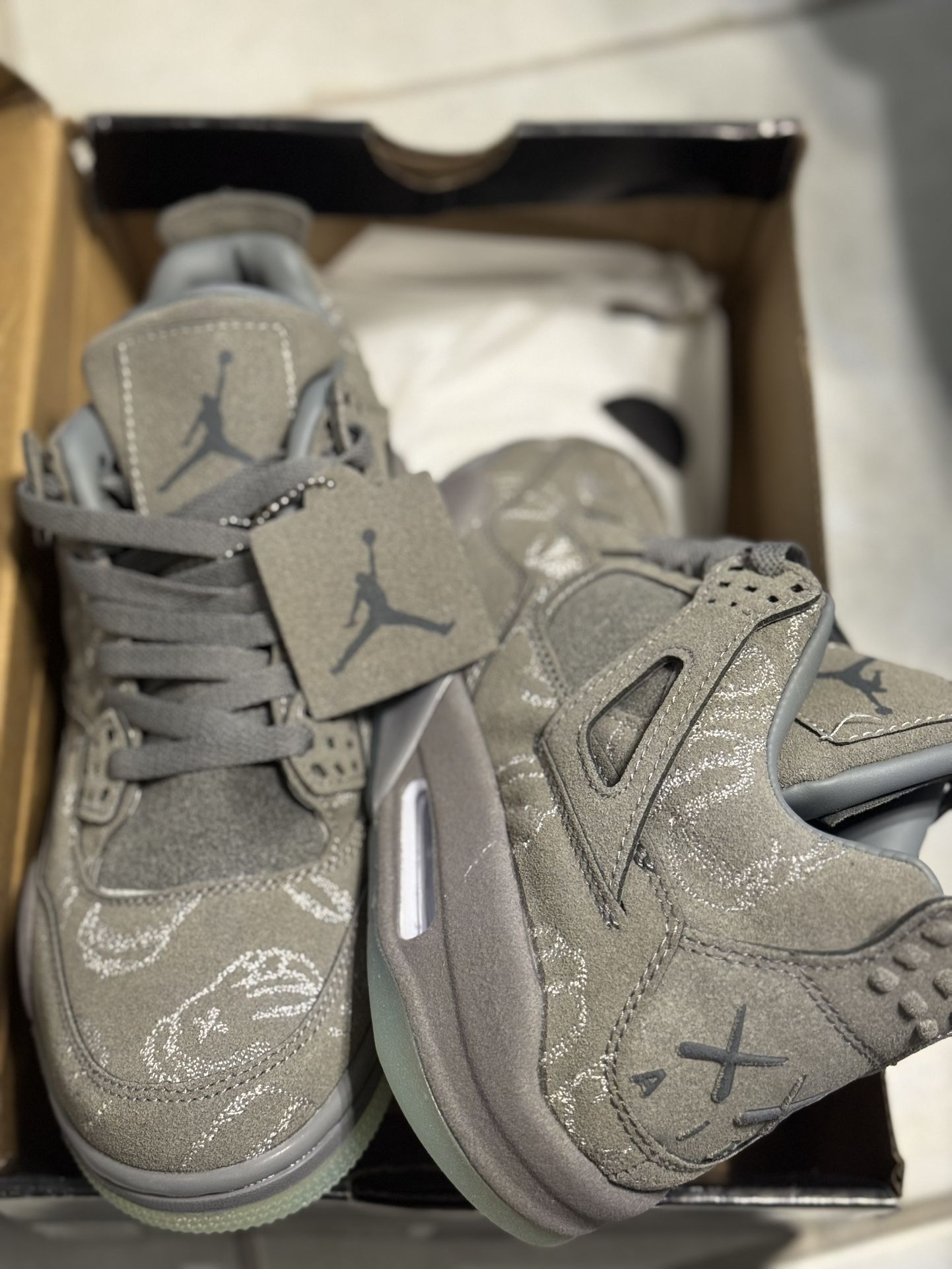 Air Jordan 4 Retro “KAWS Cool Grey” – Talla Hombre US 9.5 (EUR 41)