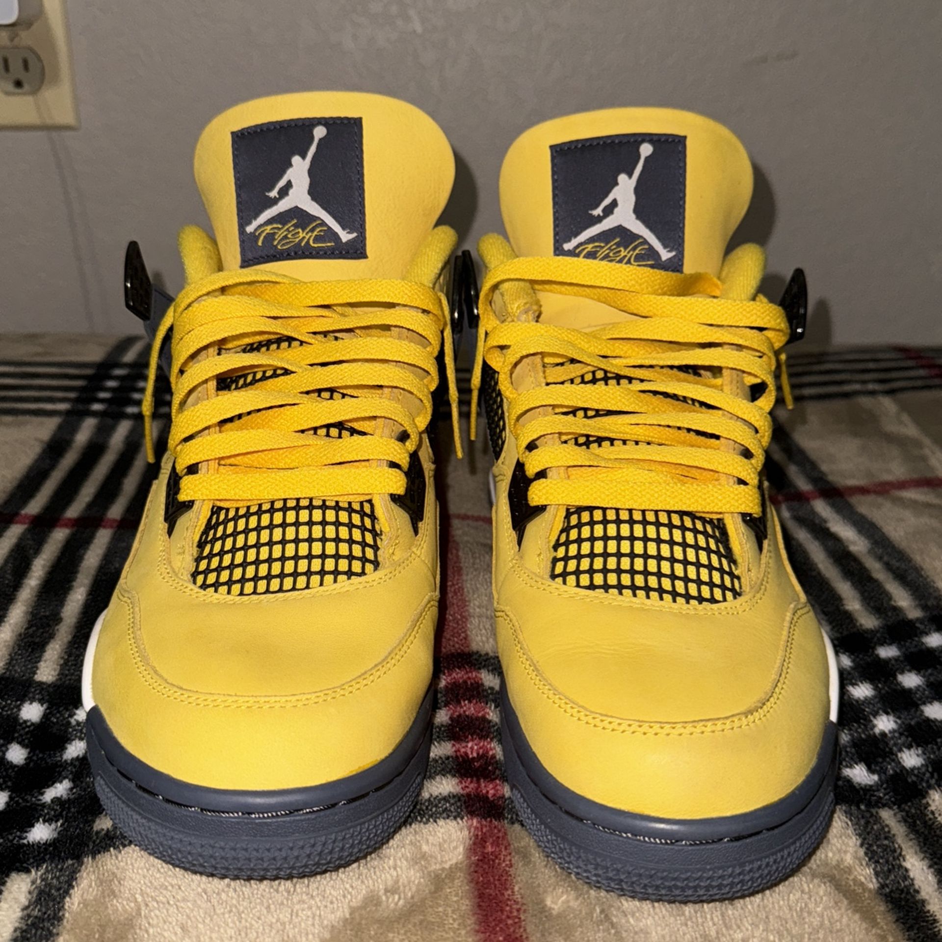 Air Jordan 4 Lightning 2021