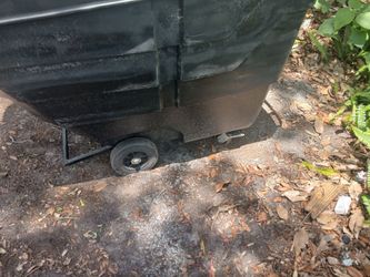 Trash bin on wheels
