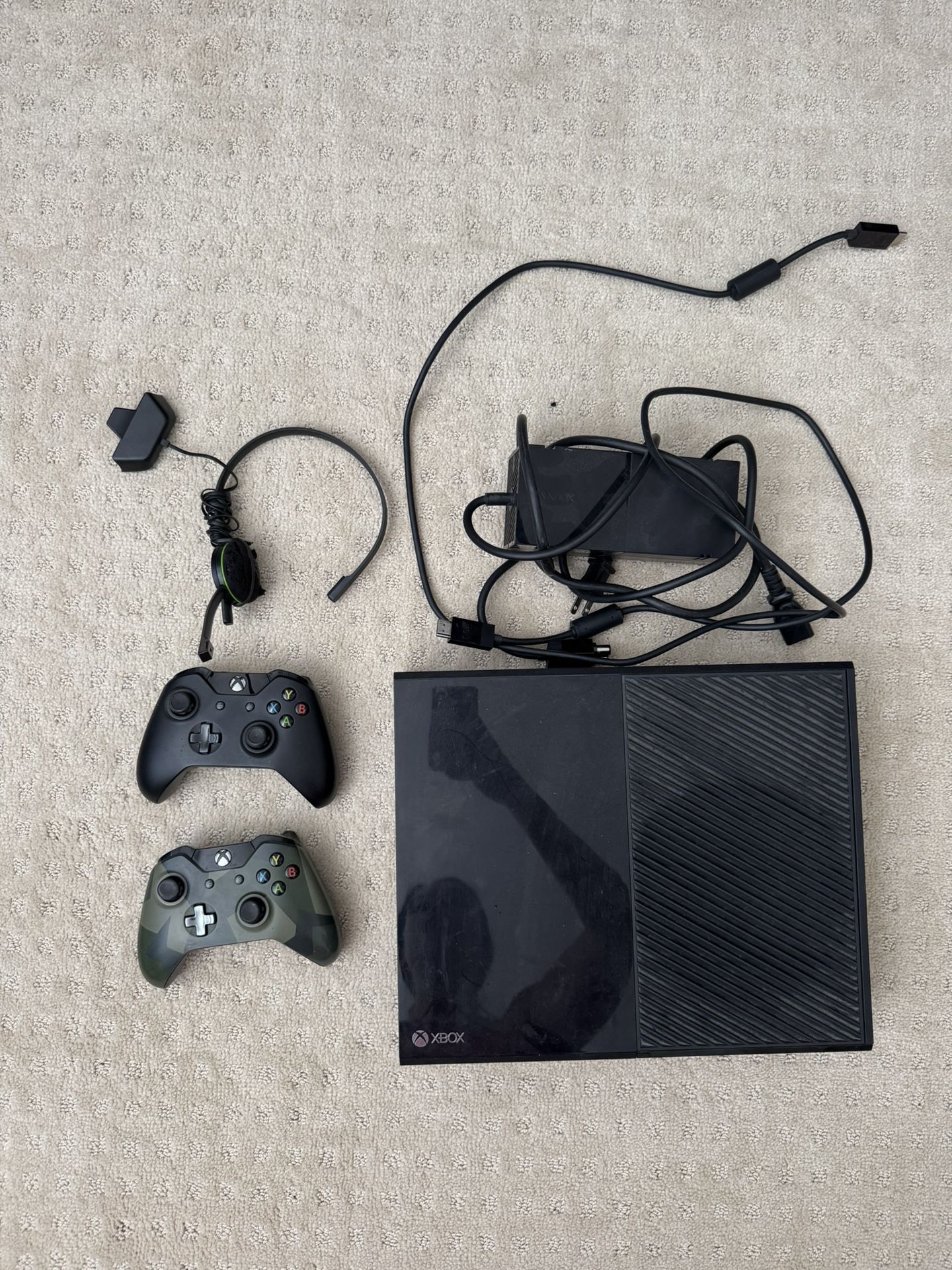 Xbox One Console And Controllers