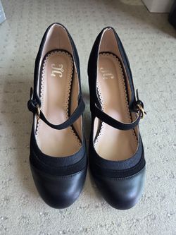 Round Toe Mary Jane Pumps