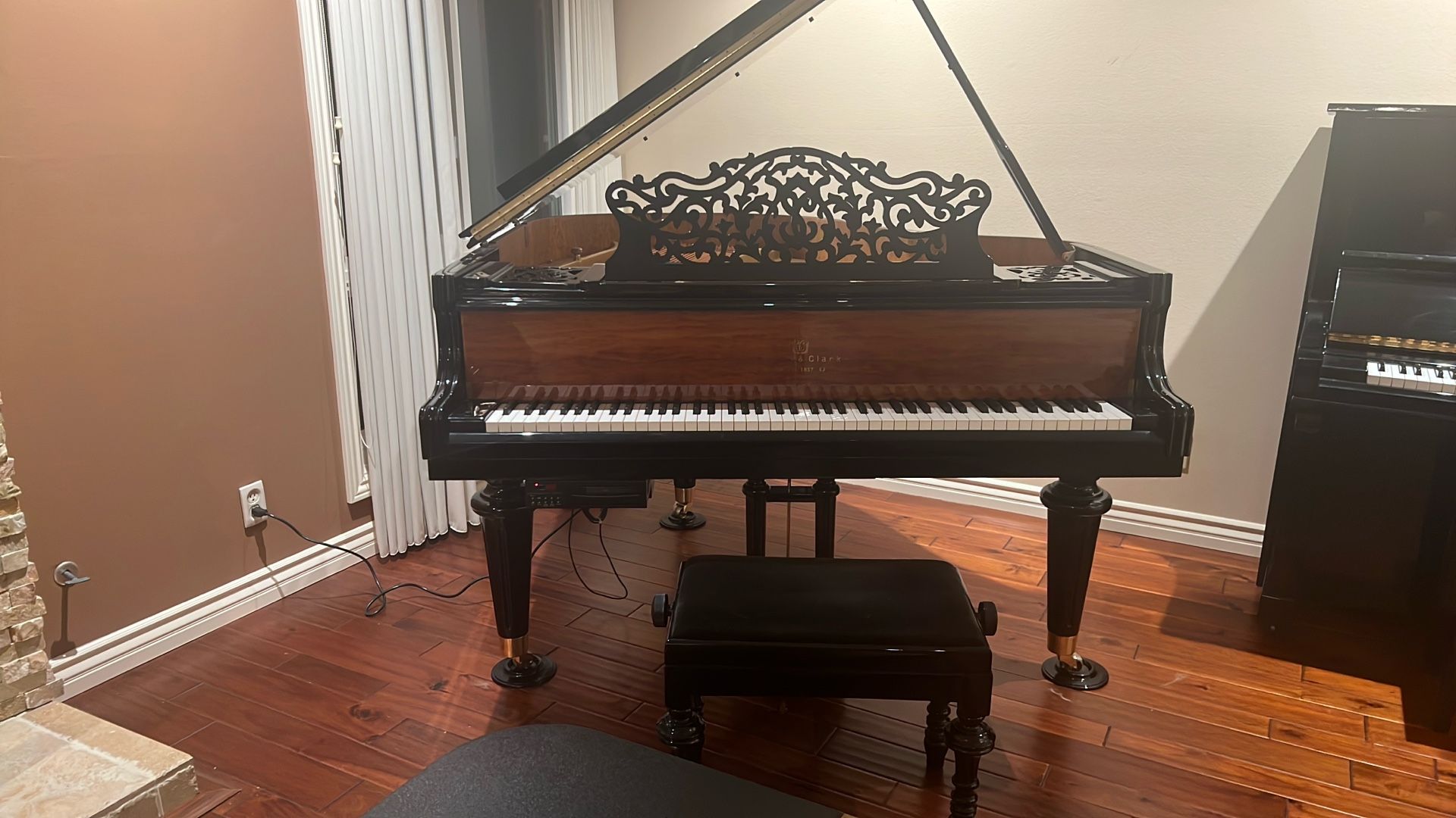 ❤️ baby grand piano with player system. Like new