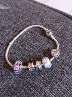 Pulcera Original Pandora Con 5 Dijes En Buenas Condiciones 