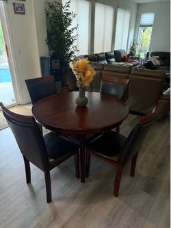 Round dinning table with 4 chairs
