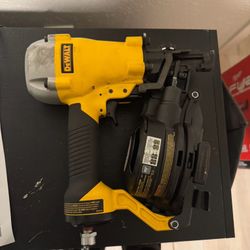 Clavadora Dewalt 