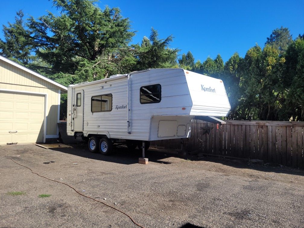 2002 5th Wheel Camper