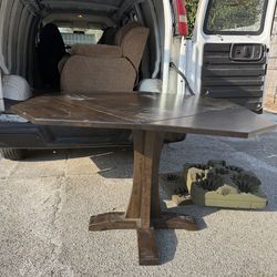 Extendable kitchen/dining room table