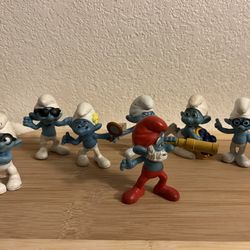 Lot of 7 smurfs figures