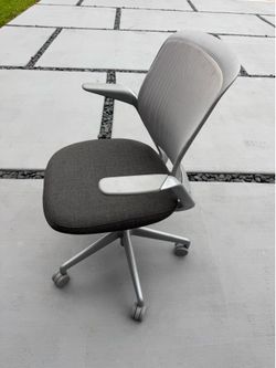 Desktop chair I Silla de escritorio.