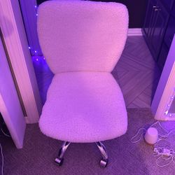 Used White Sherpa Office Chair