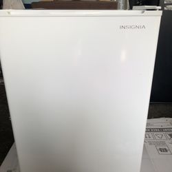 Insignia Mini Refrigerator 2.6 Cu Ft 