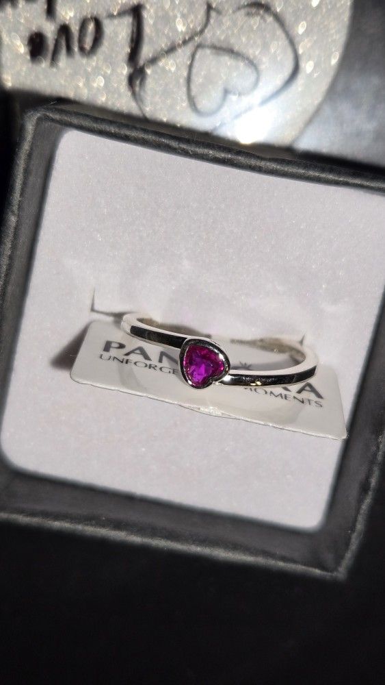 NEW Size 6 PANDORA with tag Ruby Red 52mm Sterling Silver Heart Ring
Comes with the black ring box that you see in the pictures.