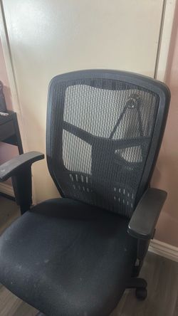 Black Mesh Office Chair with Armrests