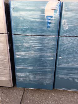 FRIGIDAIRE 18 CUBIC FEET TOP FREEZER STAINLESS STEEL NEW SCRATCH AND DENT