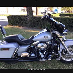 2008 HARLEY DAVIDSON ROAD KING , LOW MILES. 