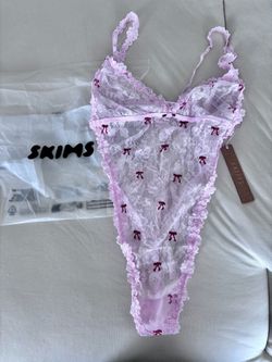 SKIMS Stretch Lace Thong Panties Pink Bow Print Teddy Size XXS