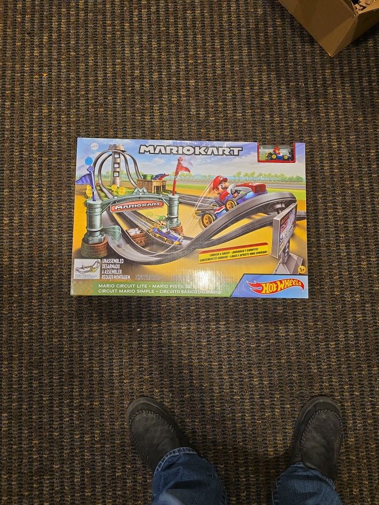 Mario kart Hotwheels NIB