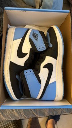 Air Jordan 1 UNC