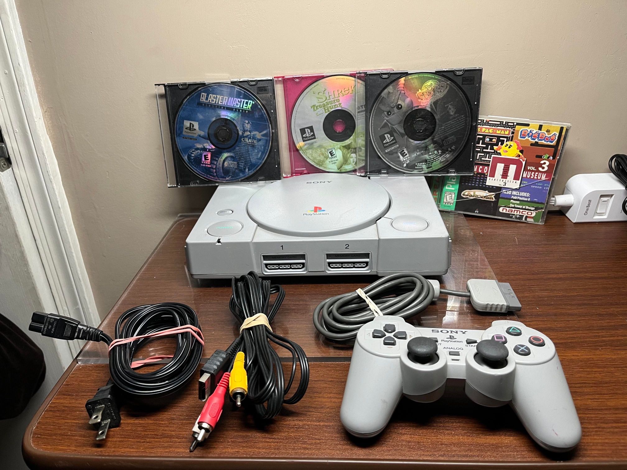 Sony PlayStation 1 SCPH-7001 Console w/ 1 Original Controller & Cables & 4 Video Games -Tested-