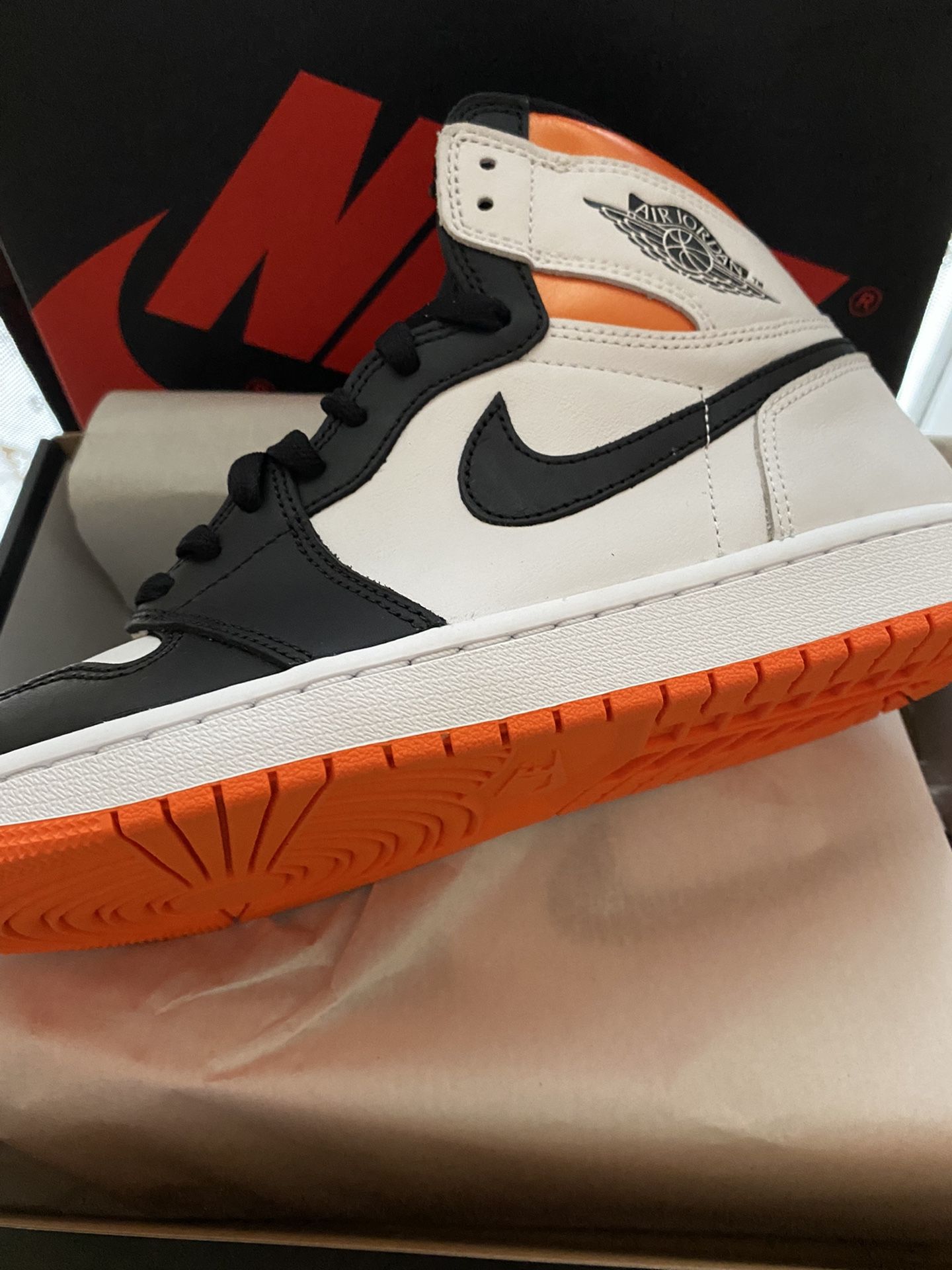 Air Jordan 1 Retro High Electro Orange