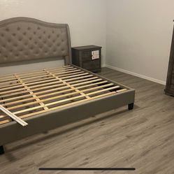 Cal King Nueva En Su Caja Con Garantía Que Esta En Perfecto Condiciones/ Bed Frame New In Box Cal King 